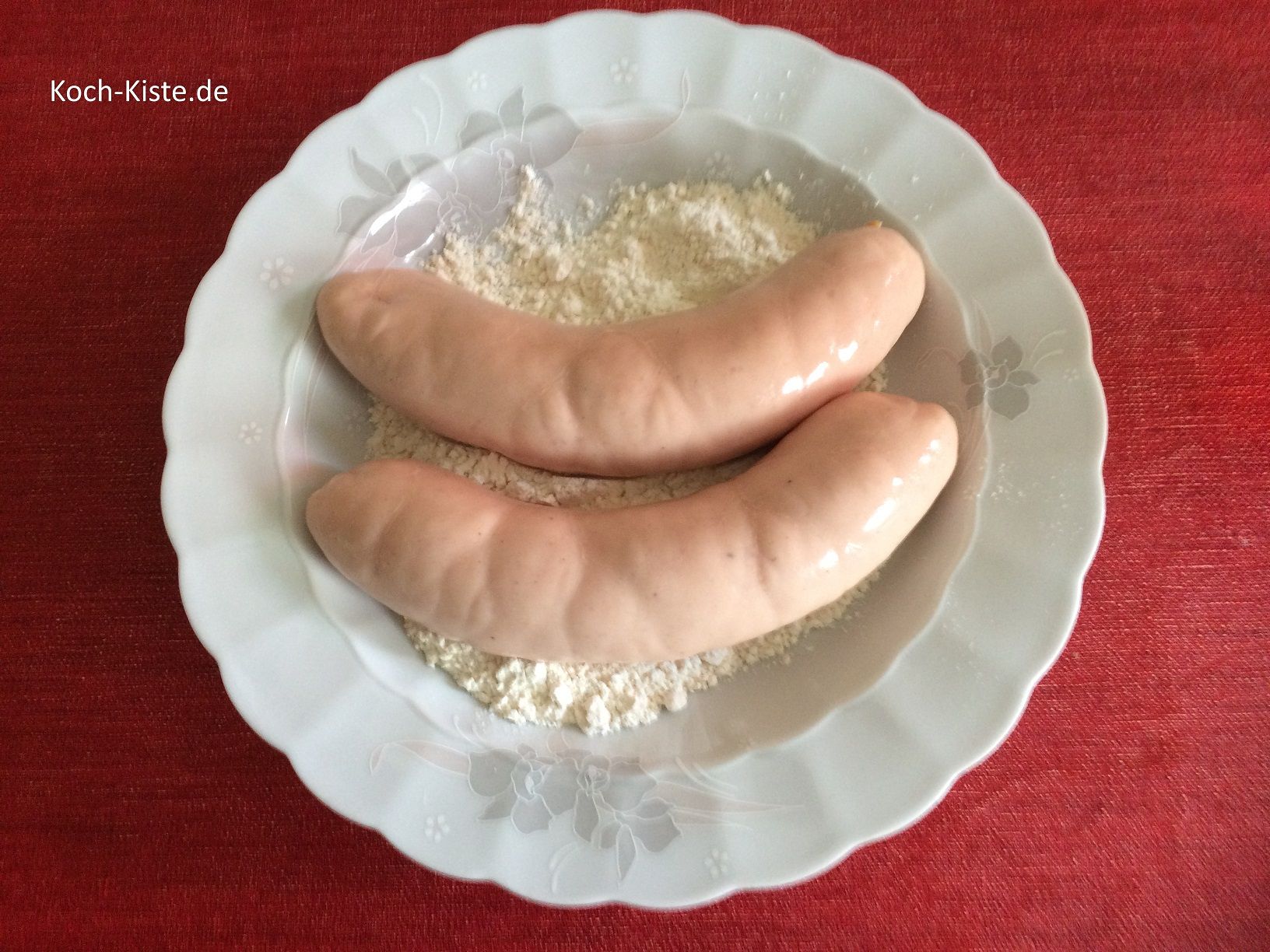 wende die Bratwurst in Mehl