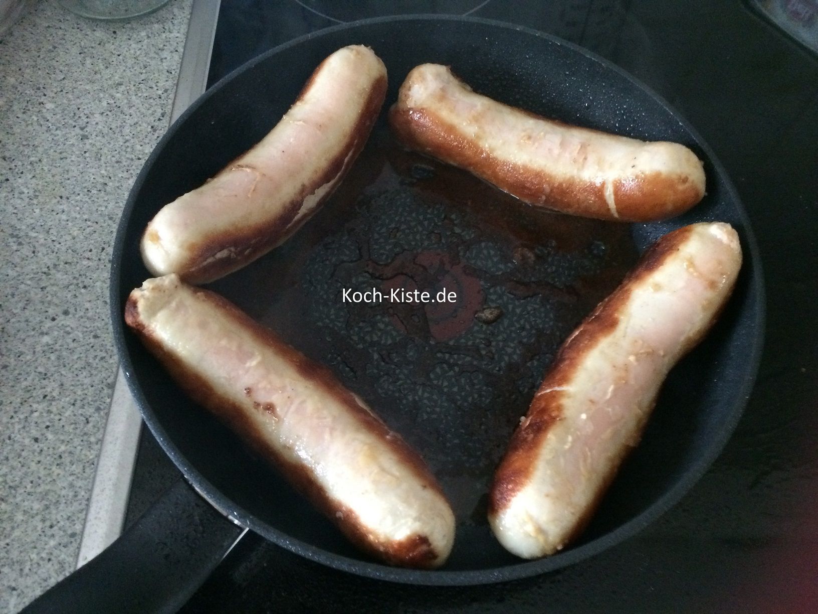 brate die Würste möglichst von allen Seiten kurz an