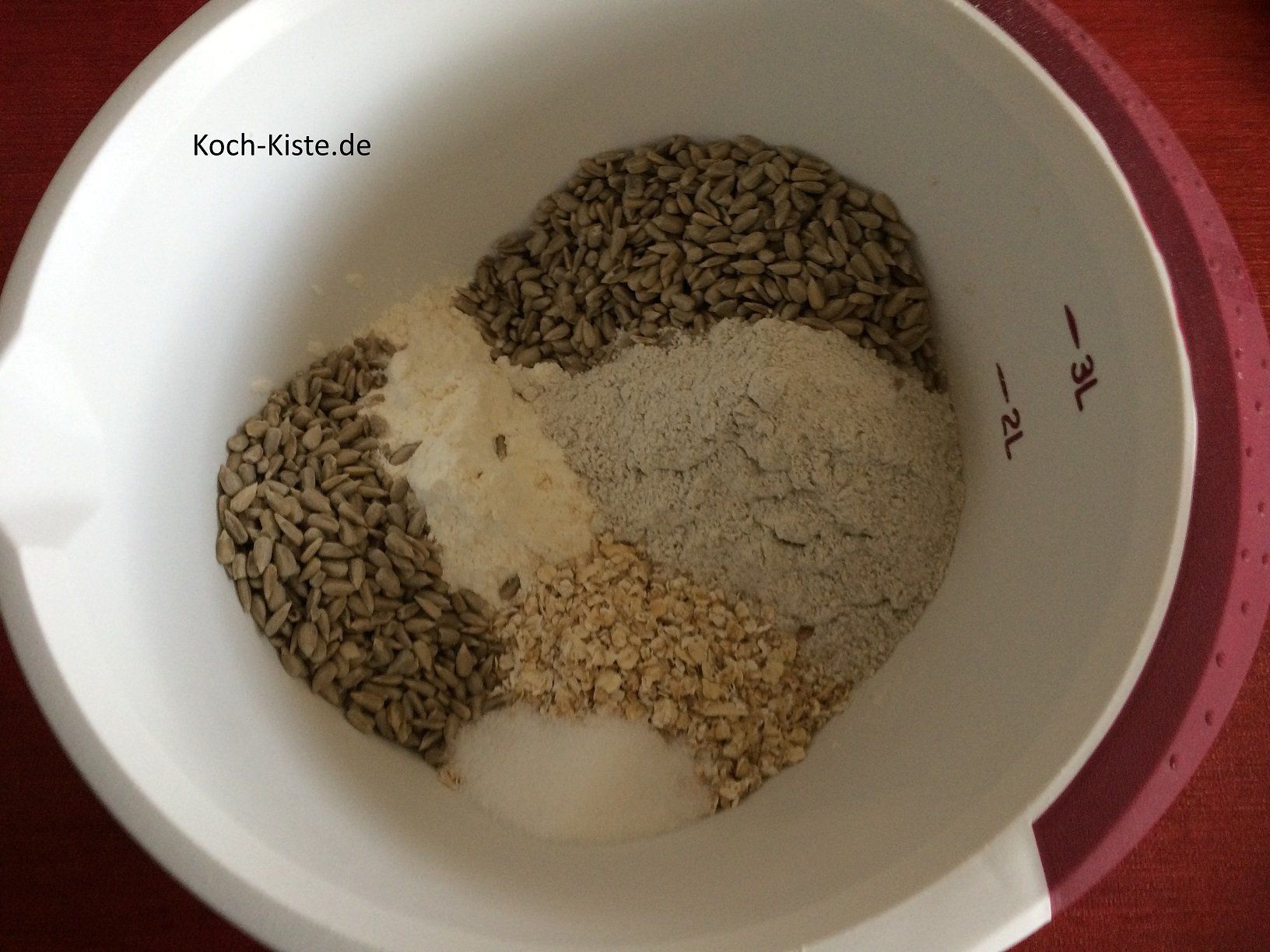 Zutaten abmessen und in ein Rührschüssel geben