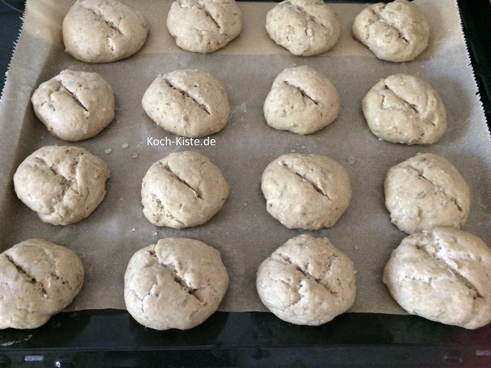 Brötchen ca. 1 cm tief einschneiden