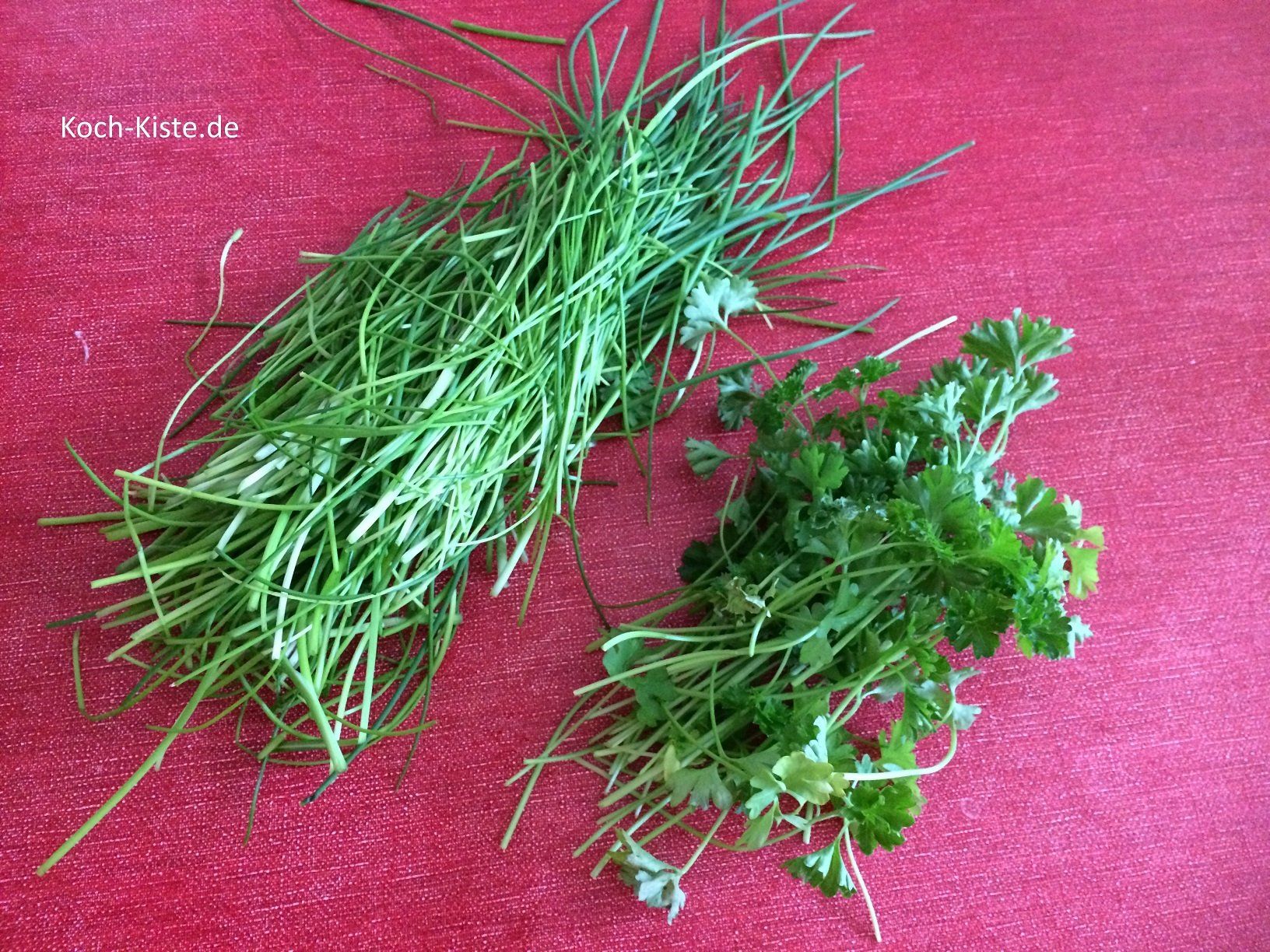 Schnittlauch und Petersilie bereit legen