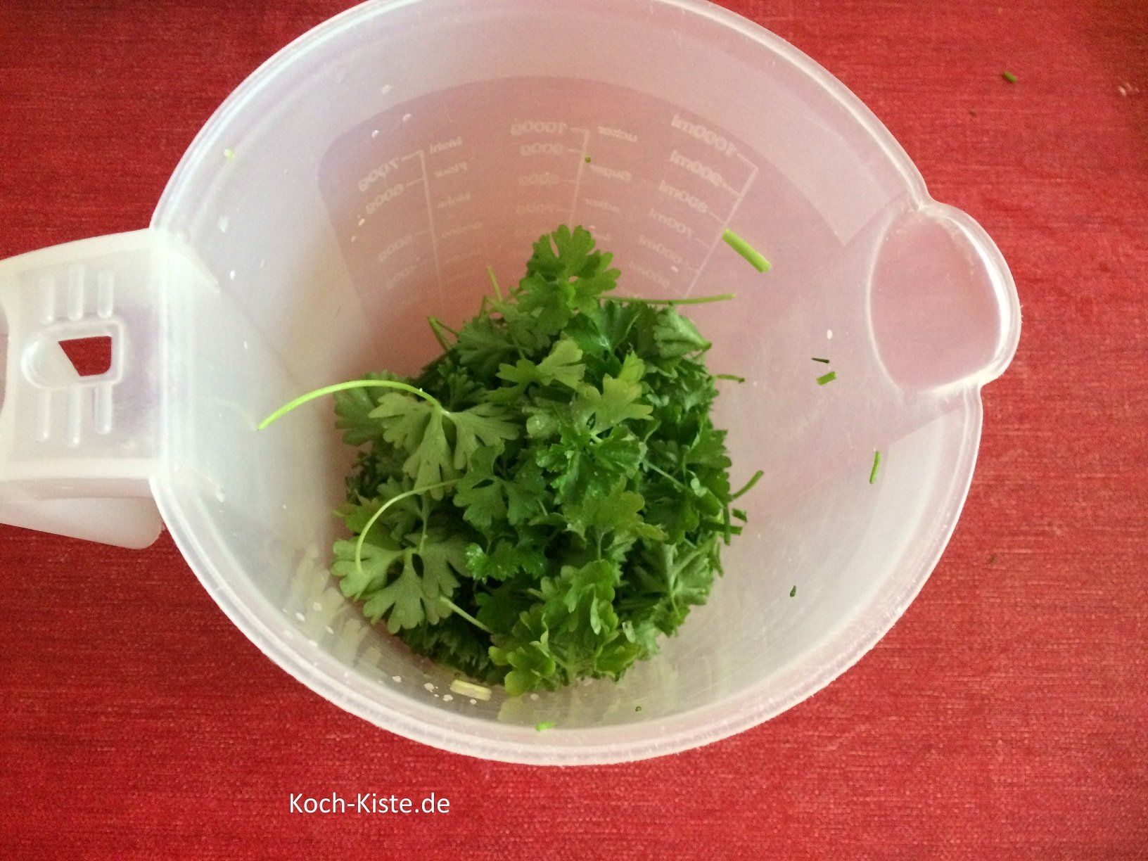 Kräuter in den Messbecher geben