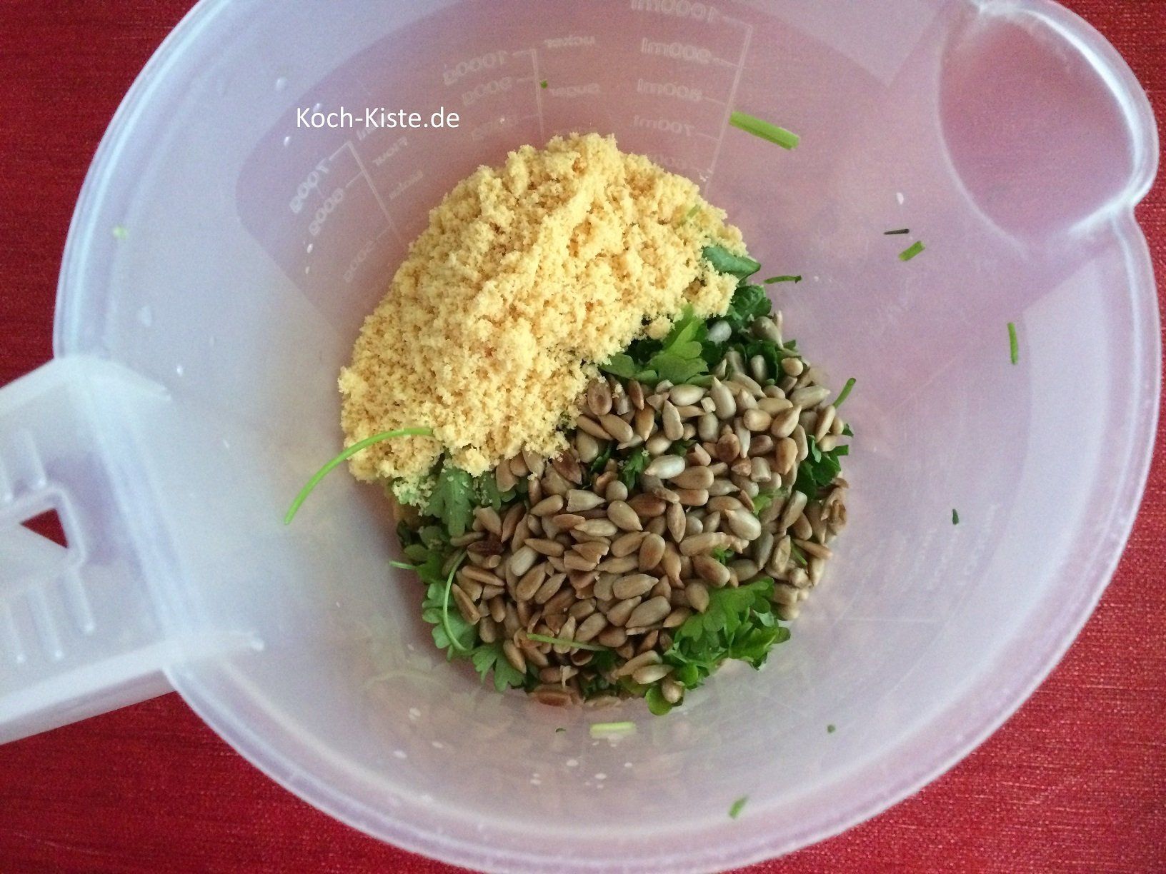 Sonnenblumenkerne und Parmesan hinzu geben