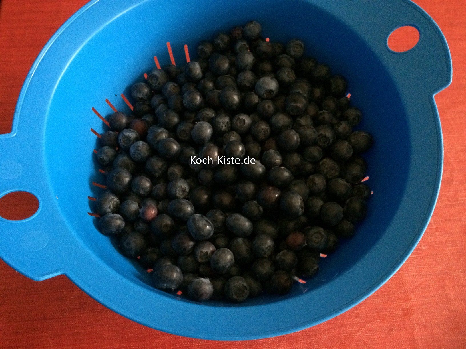 Blaubeeren entstielen und unter kaltem Wasser abspülen