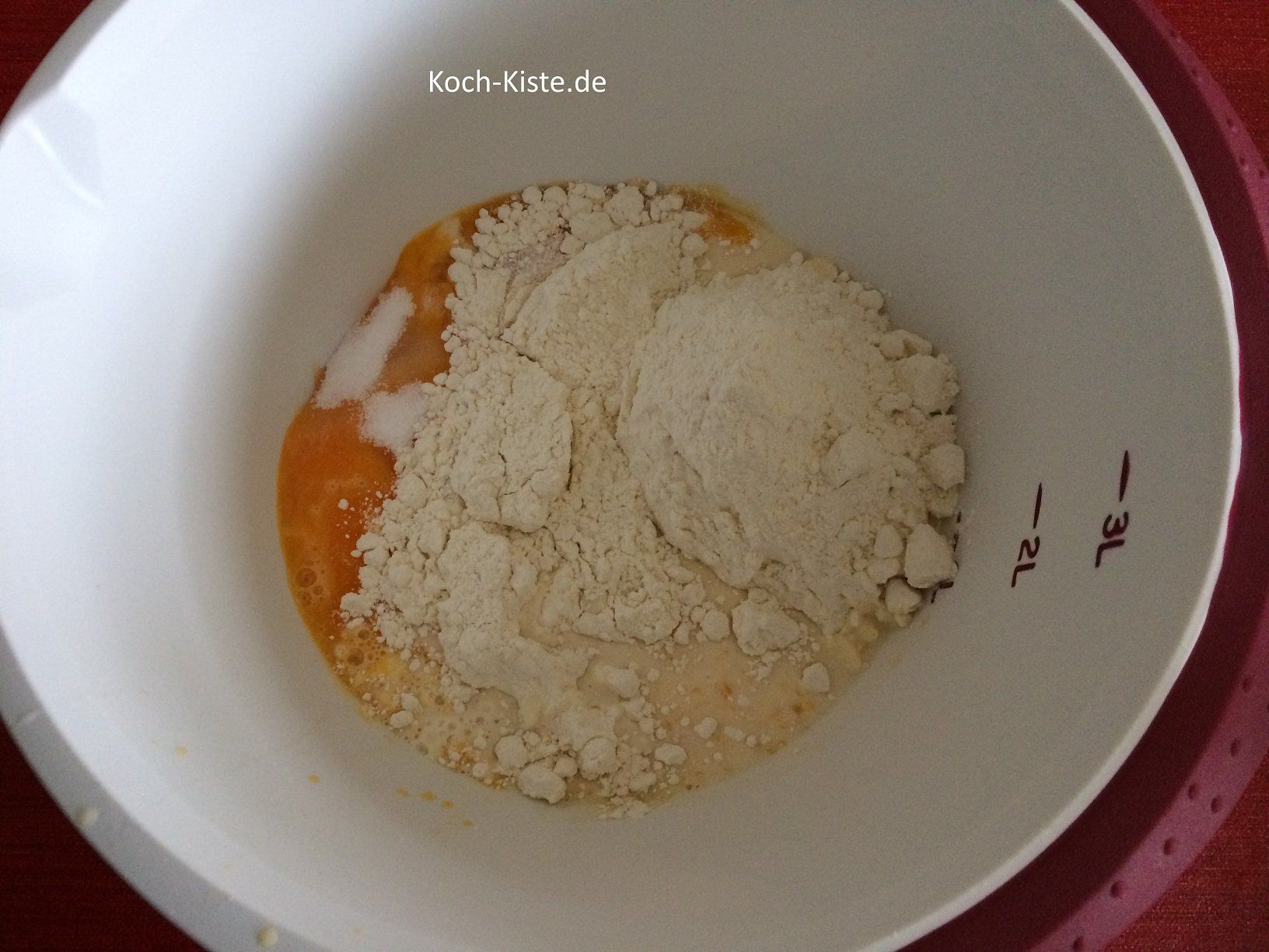 Eigelbe, Mehl , Vanillezucker und Milch in eine Rührschüssel geben