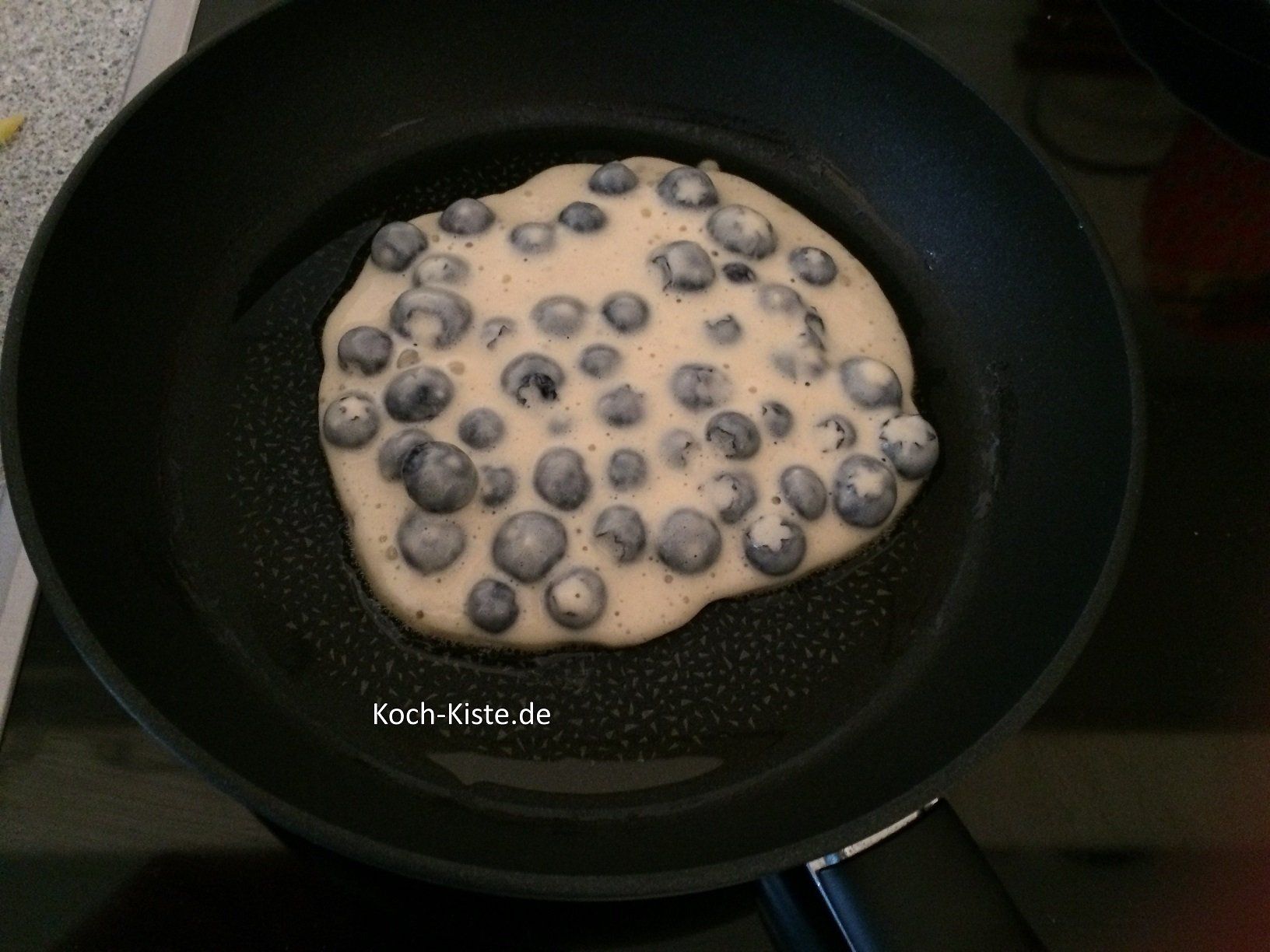 1 Suppenkelle Teig in die Pfanne geben