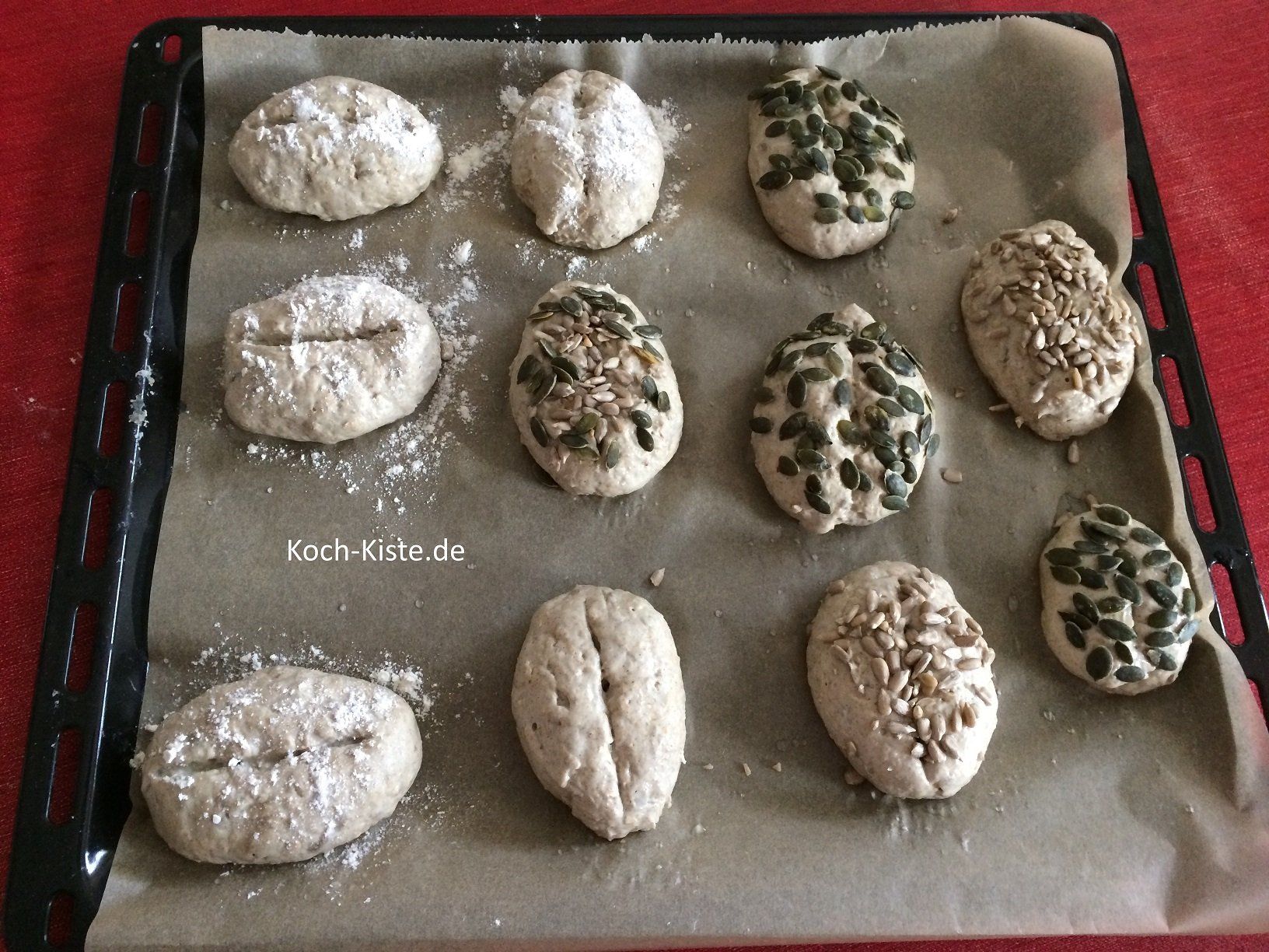 Teiglinge formen mit Wasser bestreichen und Körnern belegen