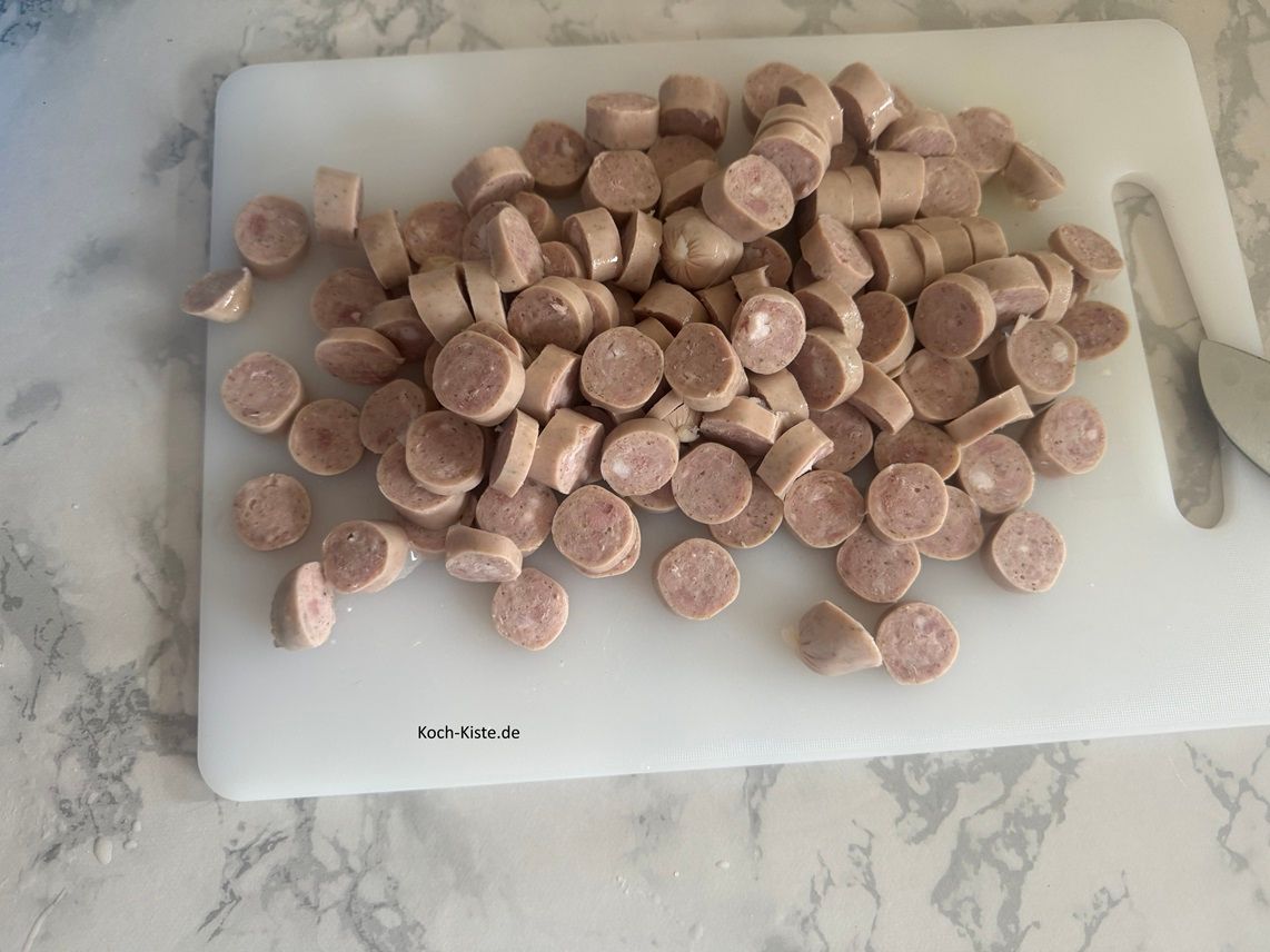 schneide alle Rostbratwürstchen in Scheiben