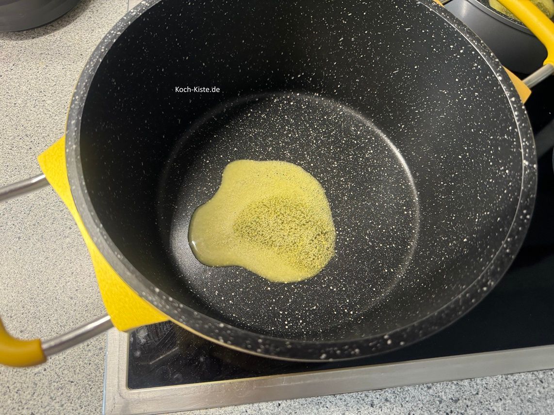 gebe die Pflanzencreme in einen mittleren Topf und lasse sie schmelzen