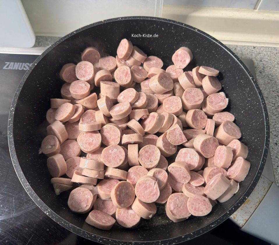 in die Pfanne kommen die Würstchenscheiben und werden gut angebraten