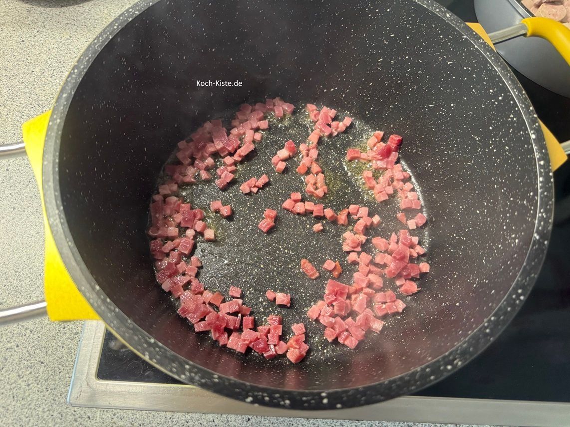 gebe die Schinkenwürfel in den Kochtopf und brate sie etwas an