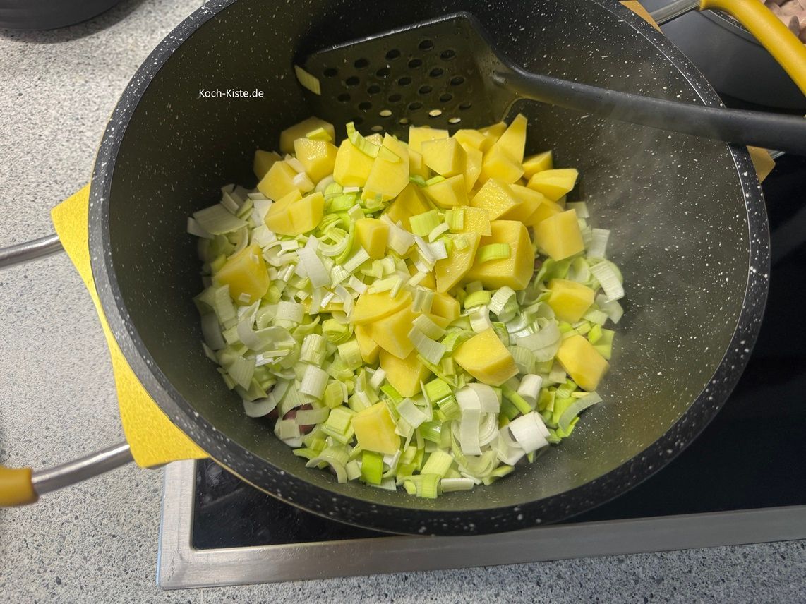 nun kommen die Kartoffelstücke und Porreestücke mit in den Kochtopf