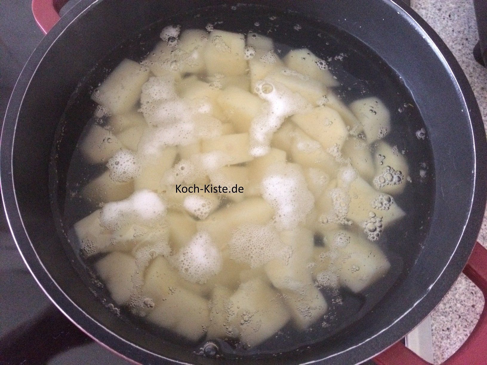 Kartoffeln schälen, in kleine Stücke schneiden und kochen