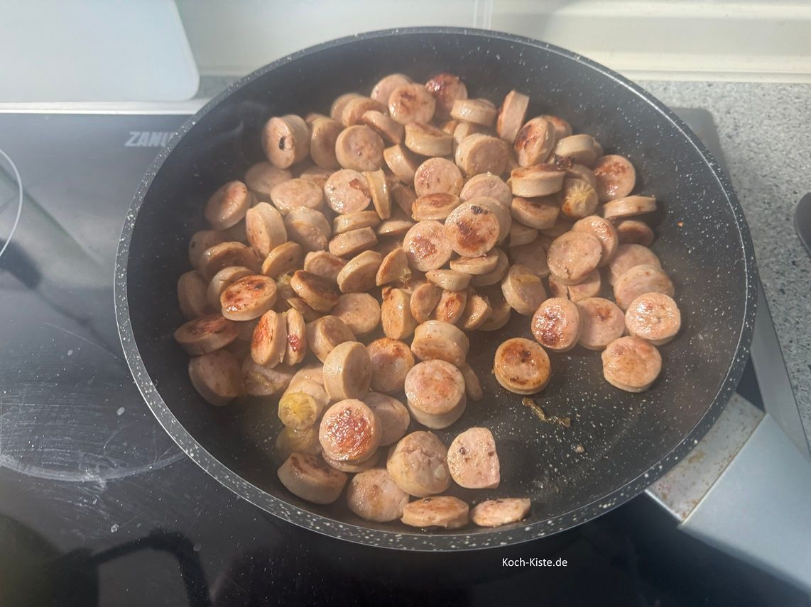 zwischendurch werden die Würstchenscheiben immer mal wieder mit dem Pfannenwender gewendet