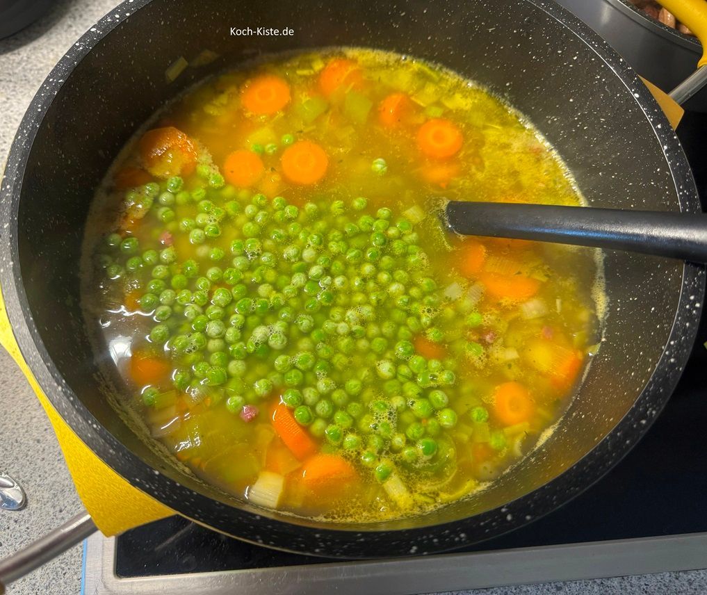 dann darf die Gemüsebrühe mit in den Topf. Bringe alles zum Kochen, reduziere die Temperatur etwas und lasse alles 15 Minuten köcheln. Nun kommen die TK Erbsen mit in den Kochtopf und es wird alles weitere 15 Minuten geköchelt.