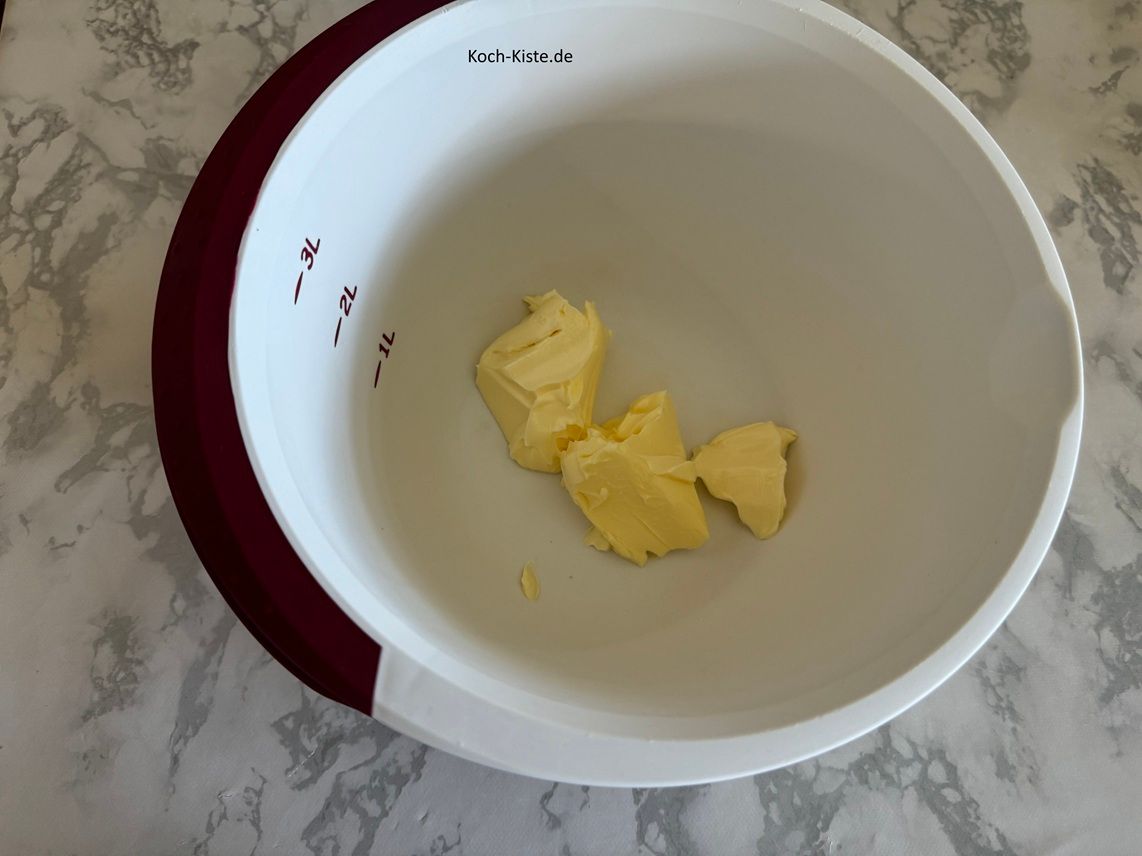 beginne damit die 1 Rührschüssel auf die Küchenwaage zu stellen - auf 0 und mit einem Messer 125g weiche Butter hinein zu schubsen
