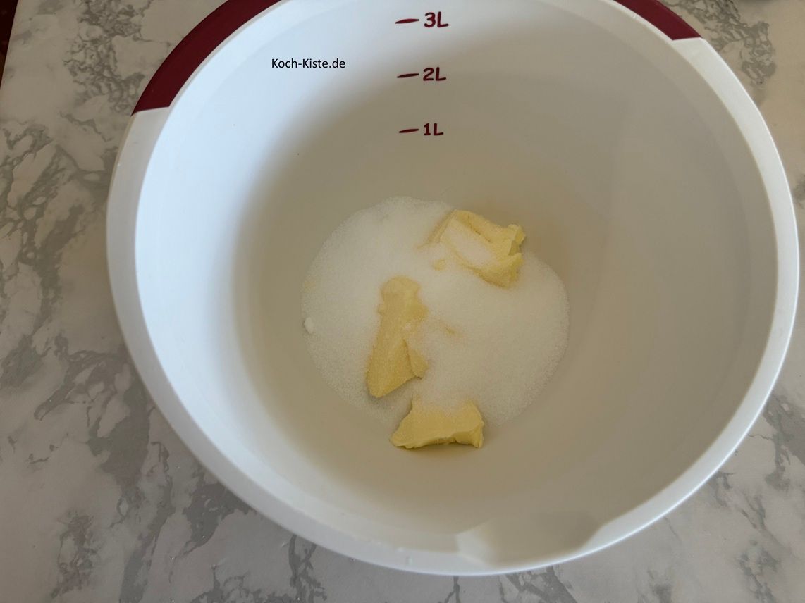 dann stelle die Küchenwaage wieder auf 0 und wiege 125 g Zucker ab. Danach gebe 1 Prise Salz und 1 Päckchen Vanillinzucker hinzu