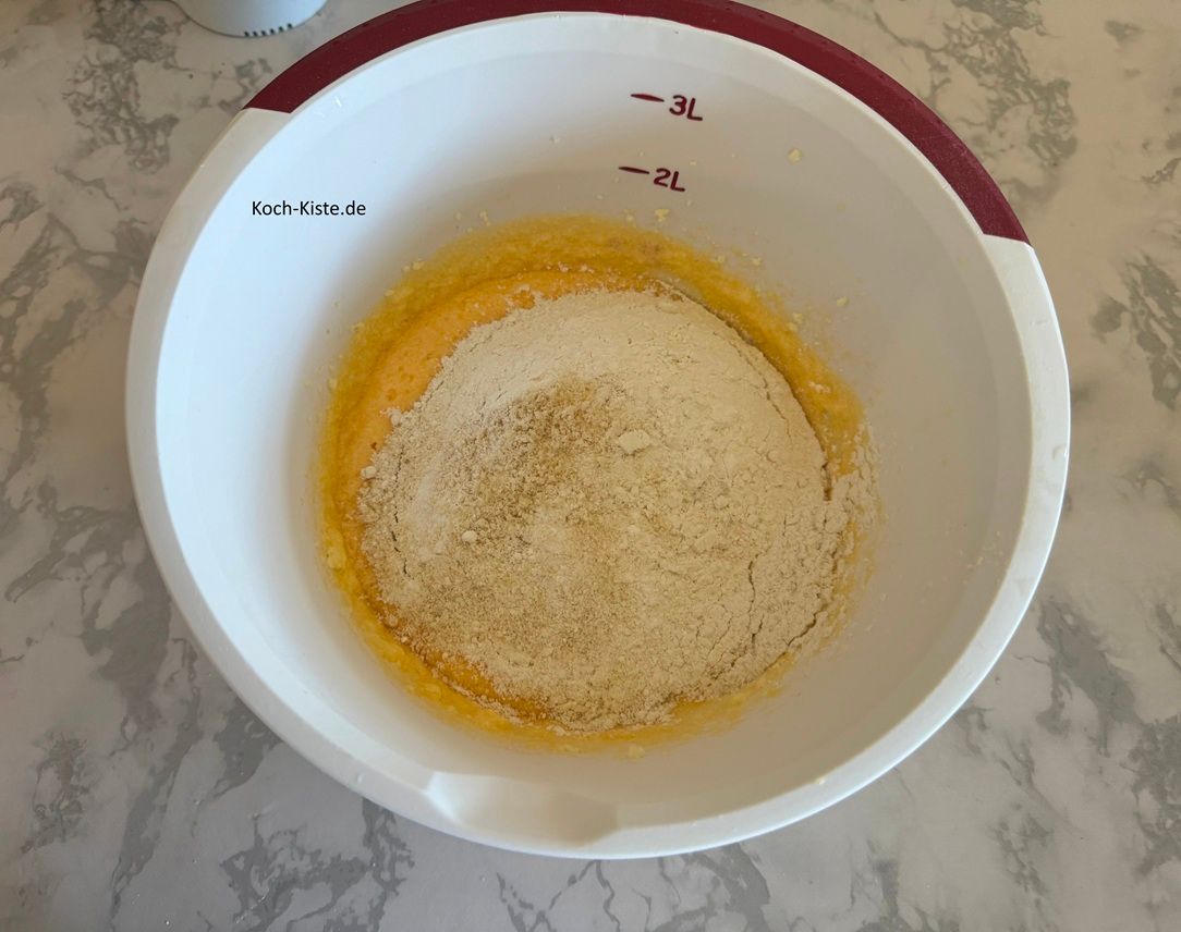 Danach schütte das Mehlgemisch mit in die 1 Rührschüssel