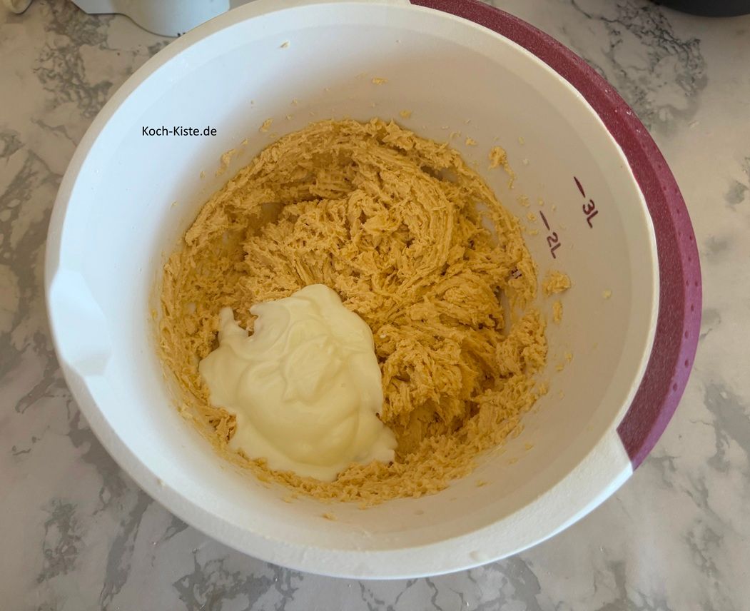 stelle die Rührschüssel ein letztes Mal auf die Küchenwaage - auf 0 und wiege 125 g Joghurt in die Rührschüssel. Dann verrühre alles miteinander.