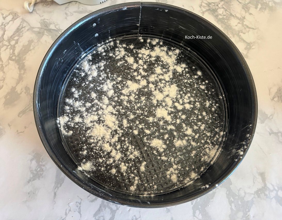 Dann muss die Springform bemehlt werden