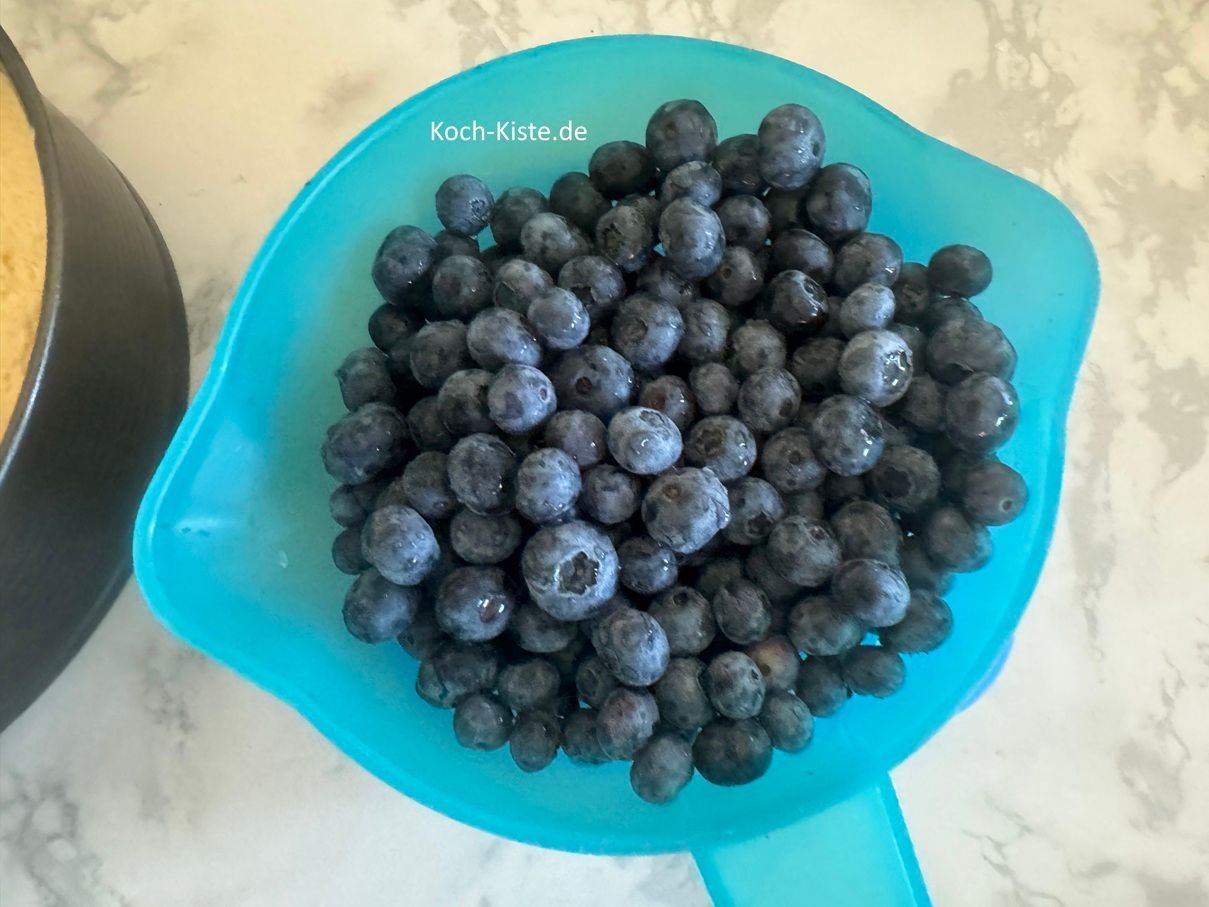 Entferne bei den Blaubeeren evetuell vorhandende Stiele und gebe sie in ein Küchensieb. Danach spüle die Blaubeeren unter kaltem, fließendem Wasser ab und lasse sie abtropfen.