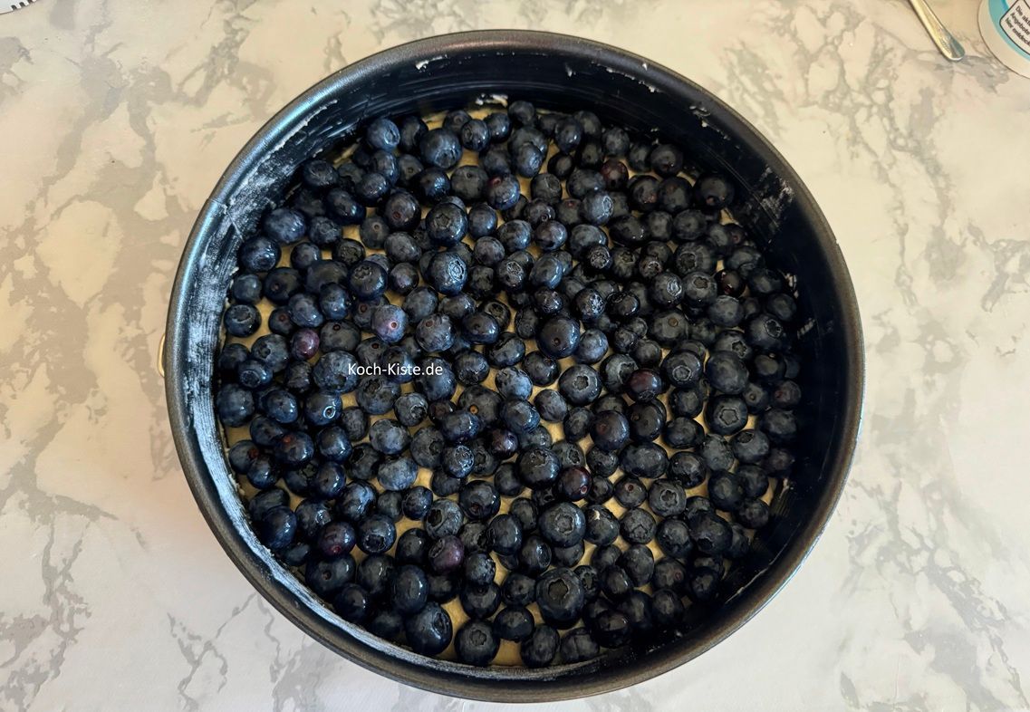 Dann werden die Blaubeeren gleichmäßig darauf verteilt.
