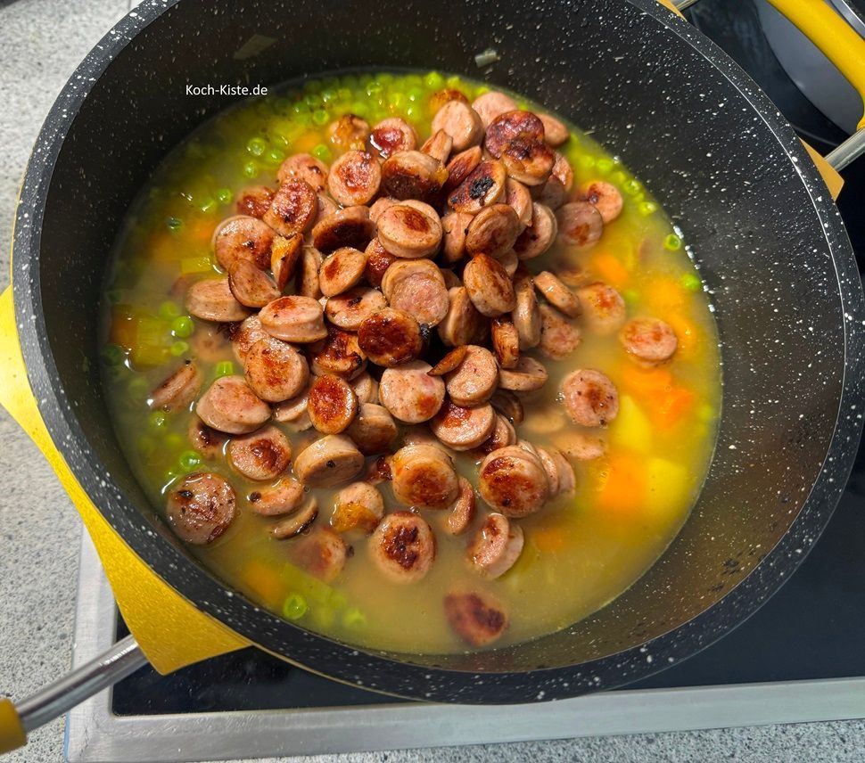 kippe die Würstchenscheiben mit in den Kochtopf