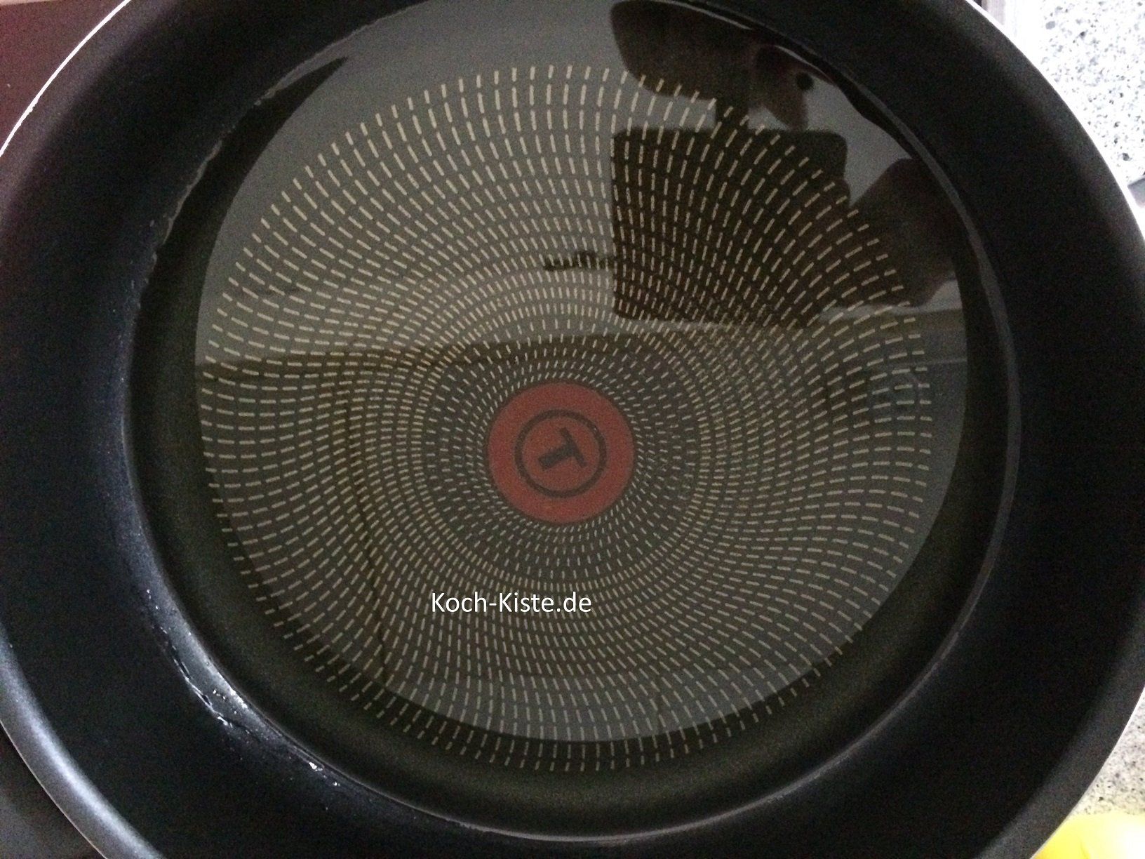 Sonnenblumenöl in eine hohe Pfanne geben und erhitzen