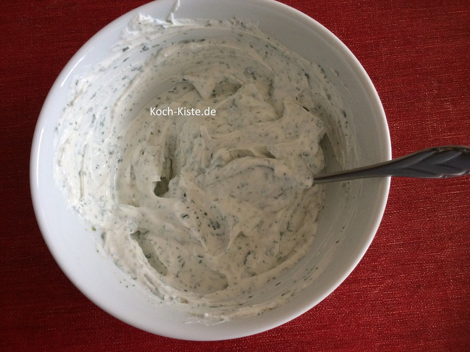 aus Quark, frischen Kräutern, Zitronensaft , Salz und Pfeffer den Kräuterquark anfertigen