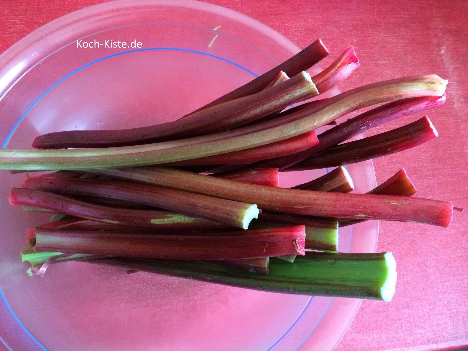 Rhabarber vom unteren Ende und oberen Blätteransatz befreit