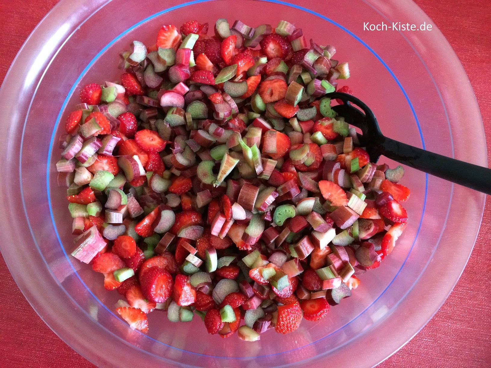 Rhabarber in kleine Stücke geschnitten