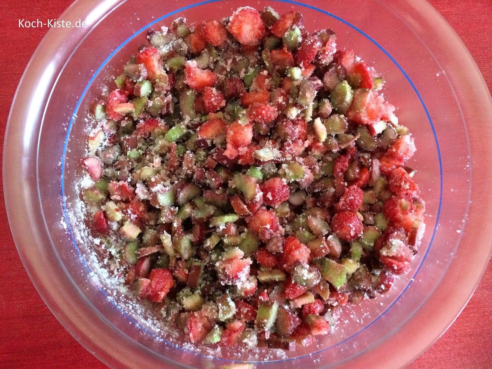 Rhabarber und Erdbeeren gezuckert