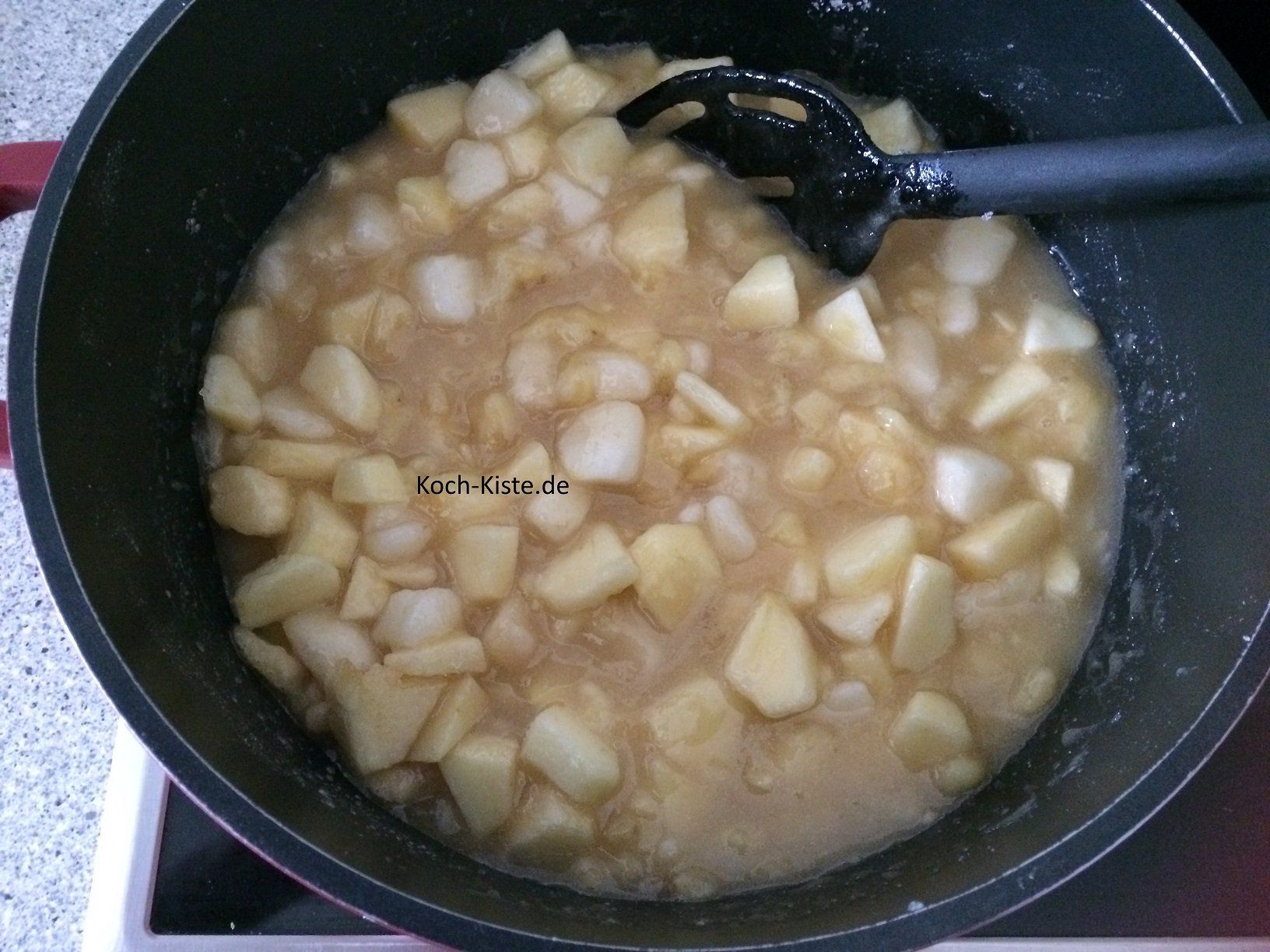 Obst in einen Topf geben und Gelierzucker dazu geben