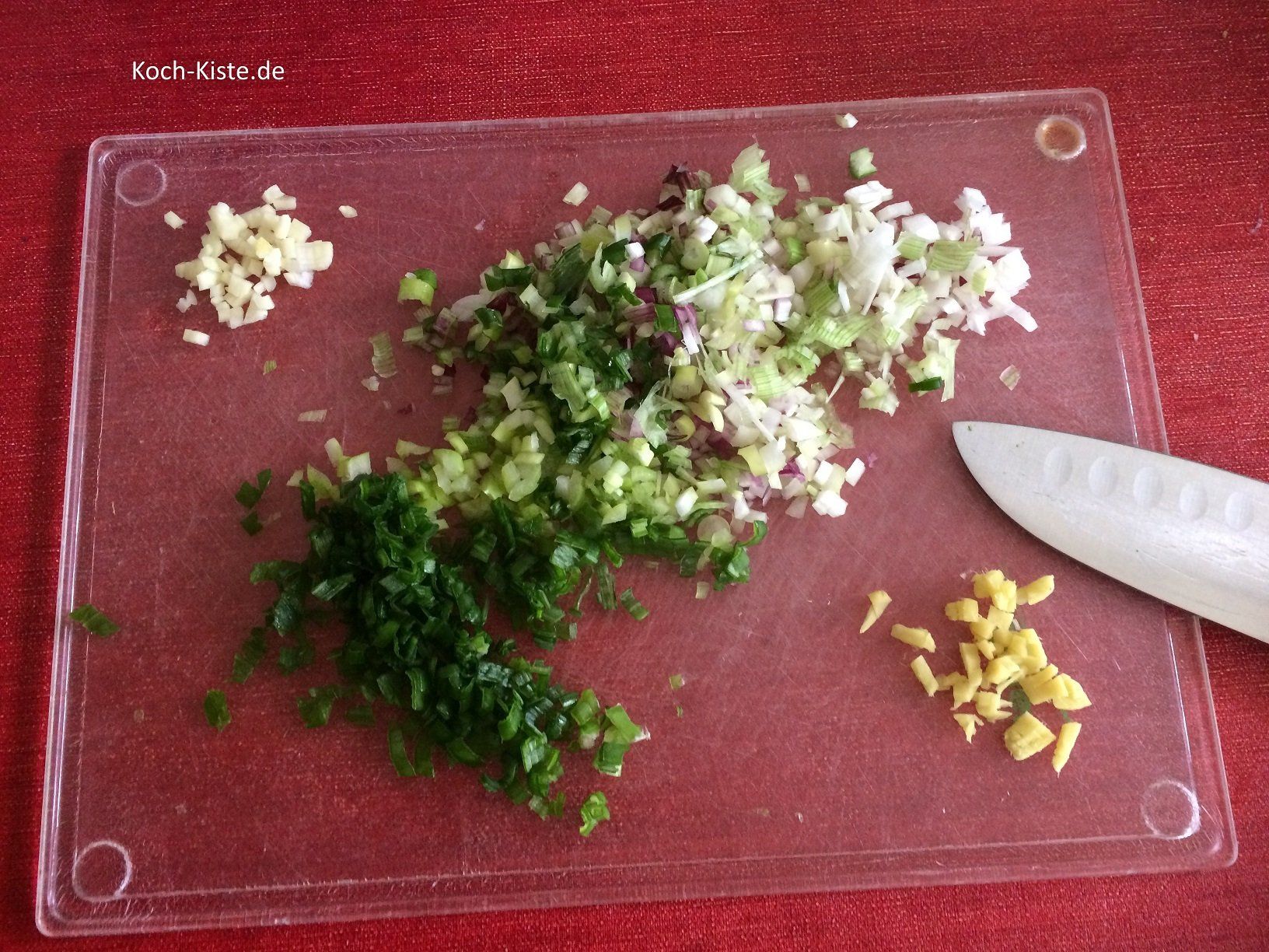 Knobi, Ingwer und Lauchzwiebeln klein schneiden