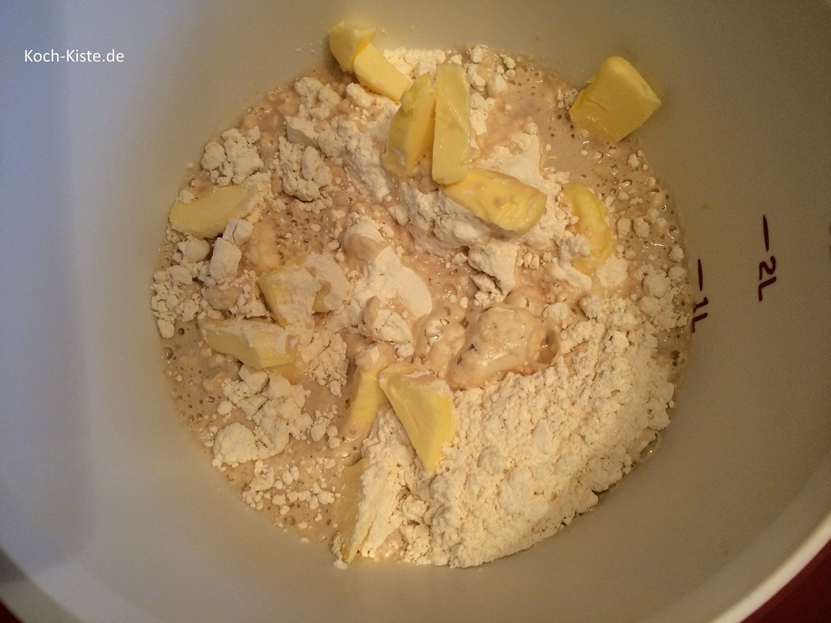 Gieße das Hefewasser zu der Mehl-Butter Mischung