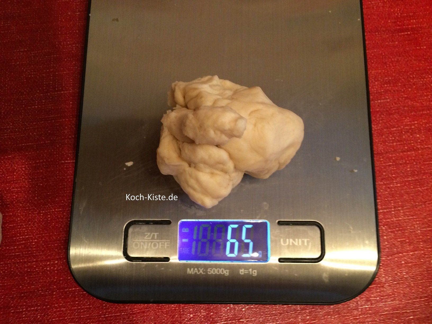 Teile den fertigen Teig in gleichmäßige Portionen ein. Verwende dafür die Küchenwaage.