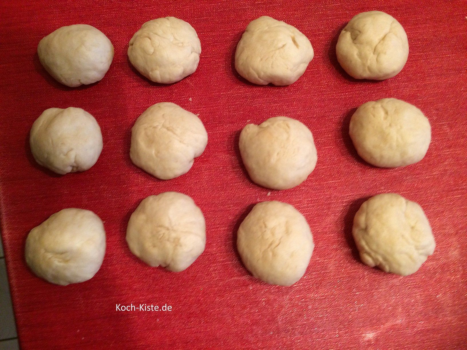 Nehme je eine Teigportion in die Hände und forme Kugeln.
