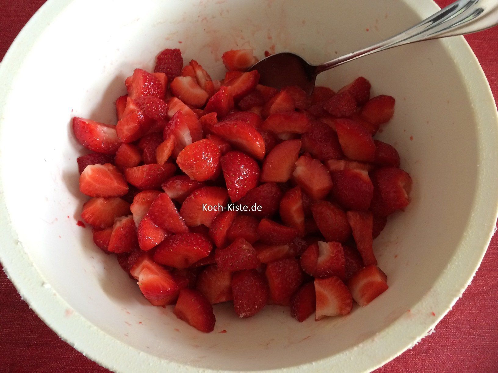 Erdbeeren abspülen, putzen unjd klein schneiden