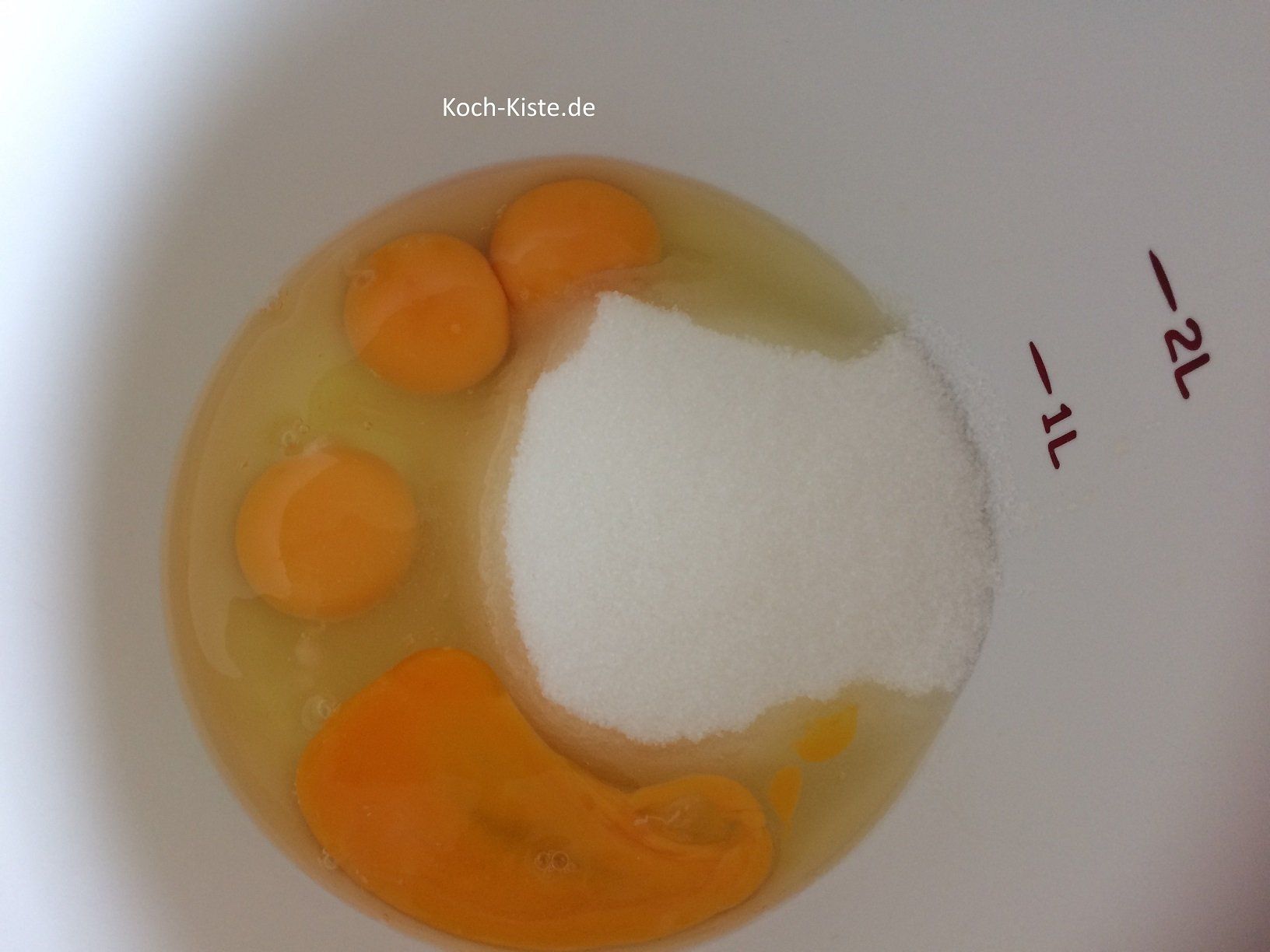 gebe in eine Rührschüssel die Eier und den Zucker