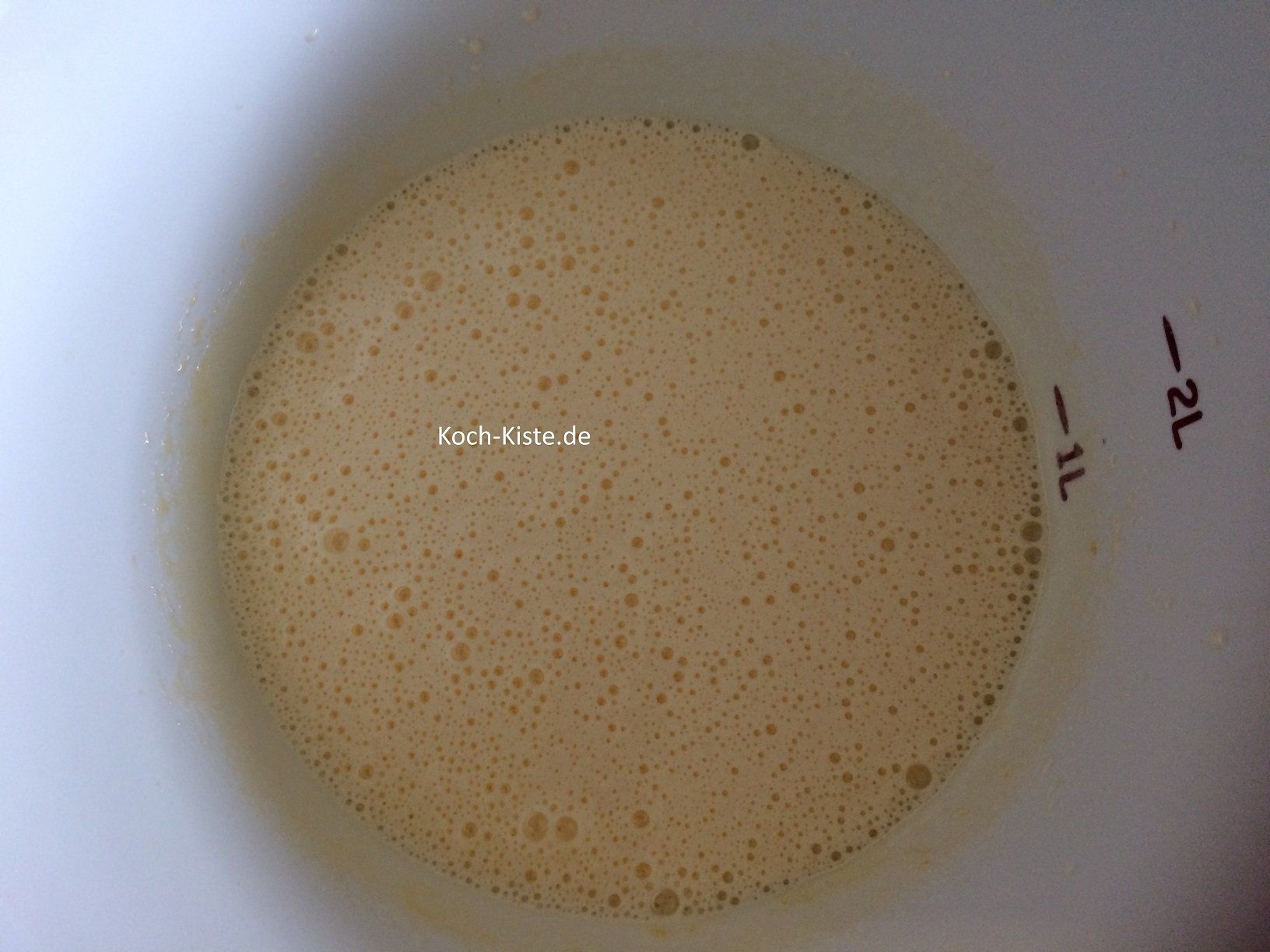 Eier und Zucker schaumig schlagen