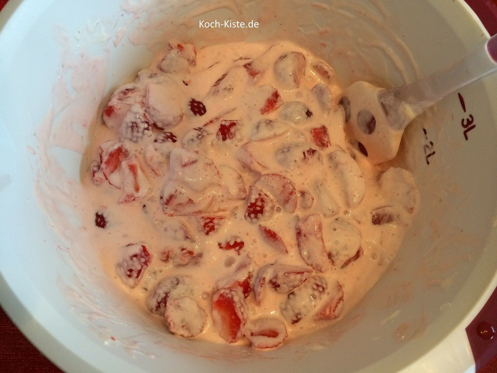 Erdbeeeren und Schmand verrühren