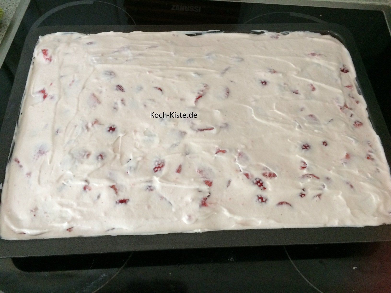 Erdbeer-Schmand-Mischung auf den Teig geben