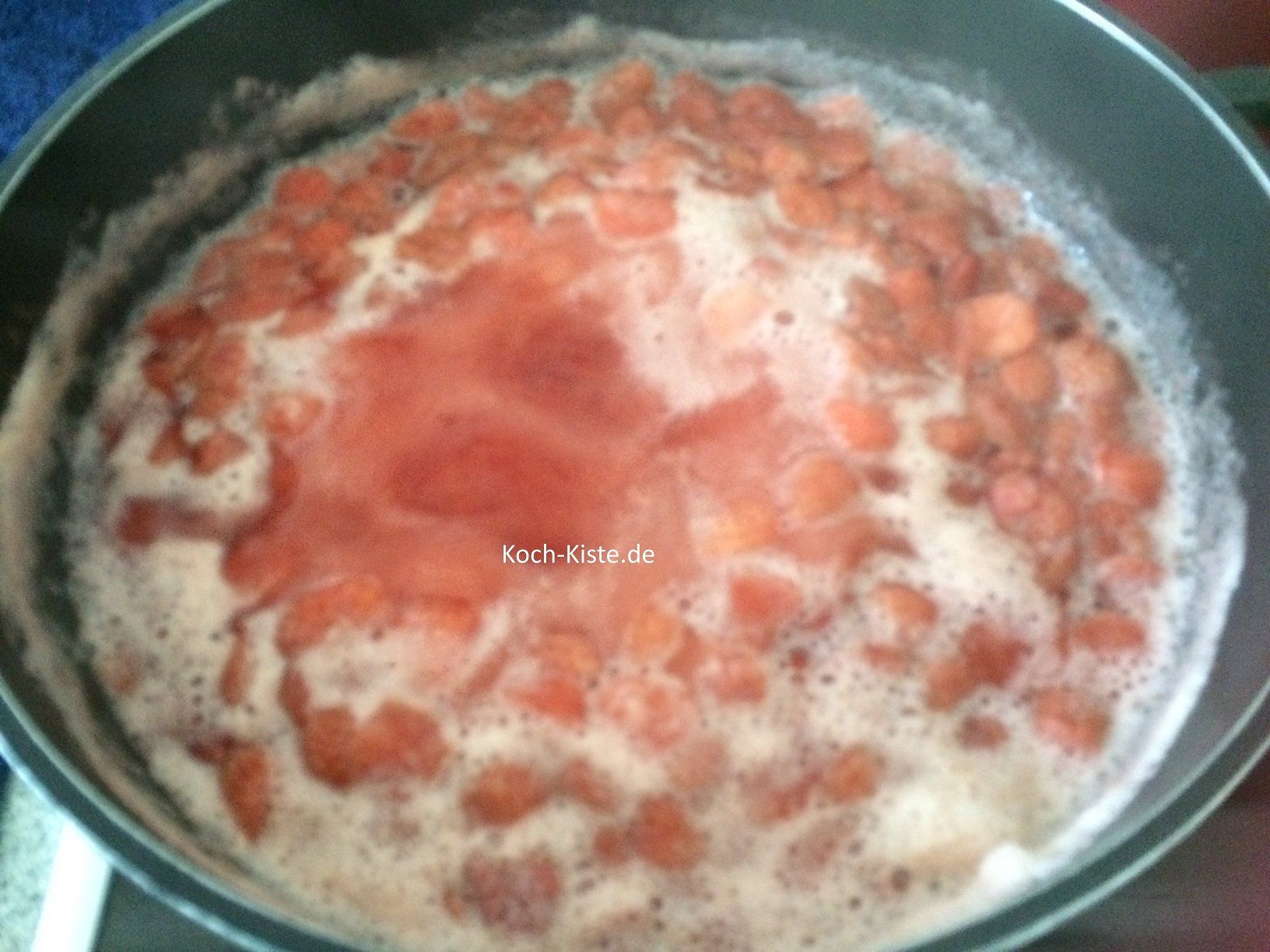 die Erdbeeren 15 köcheln lassen