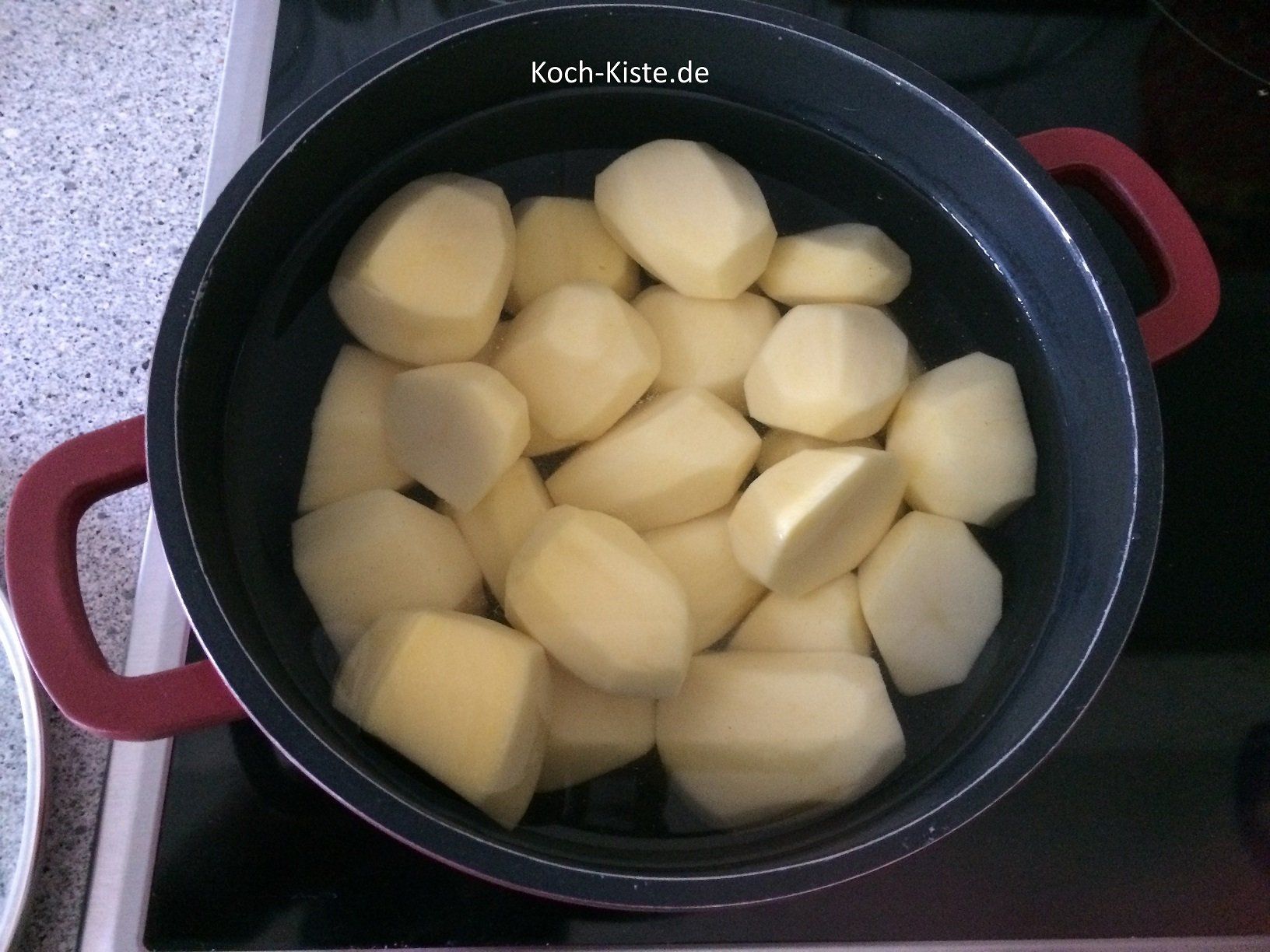 Kartoffeln schälen, halbieren, abspülen und gar kochen
