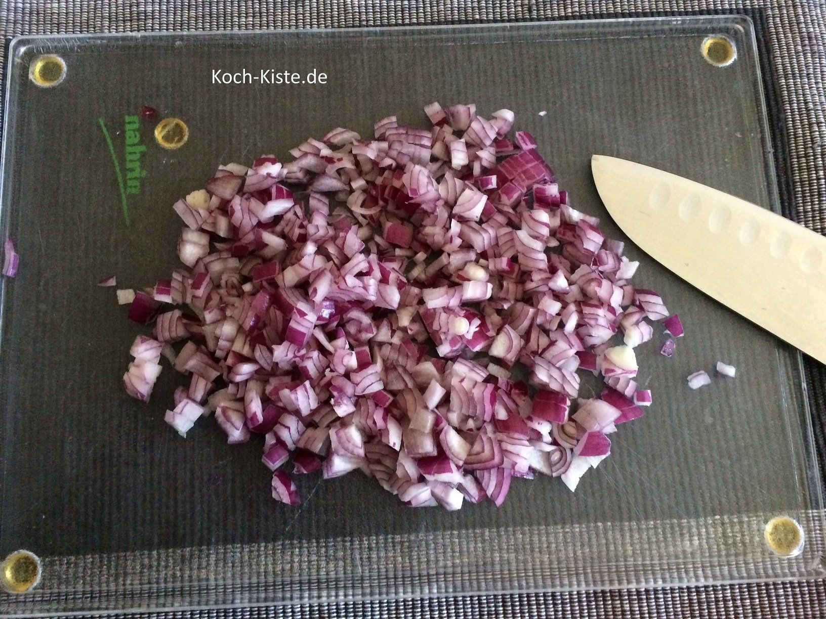 rote Zwiebeln pellen und sehr klein schneiden