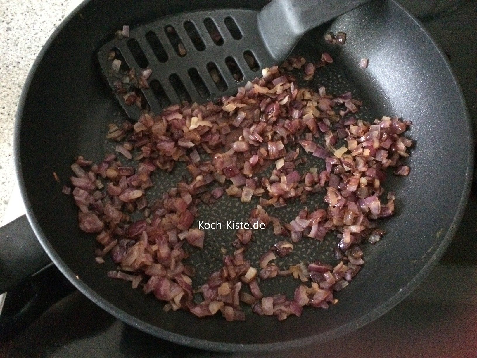 die Zwiebelwüfel in der Pfanne glasig braten