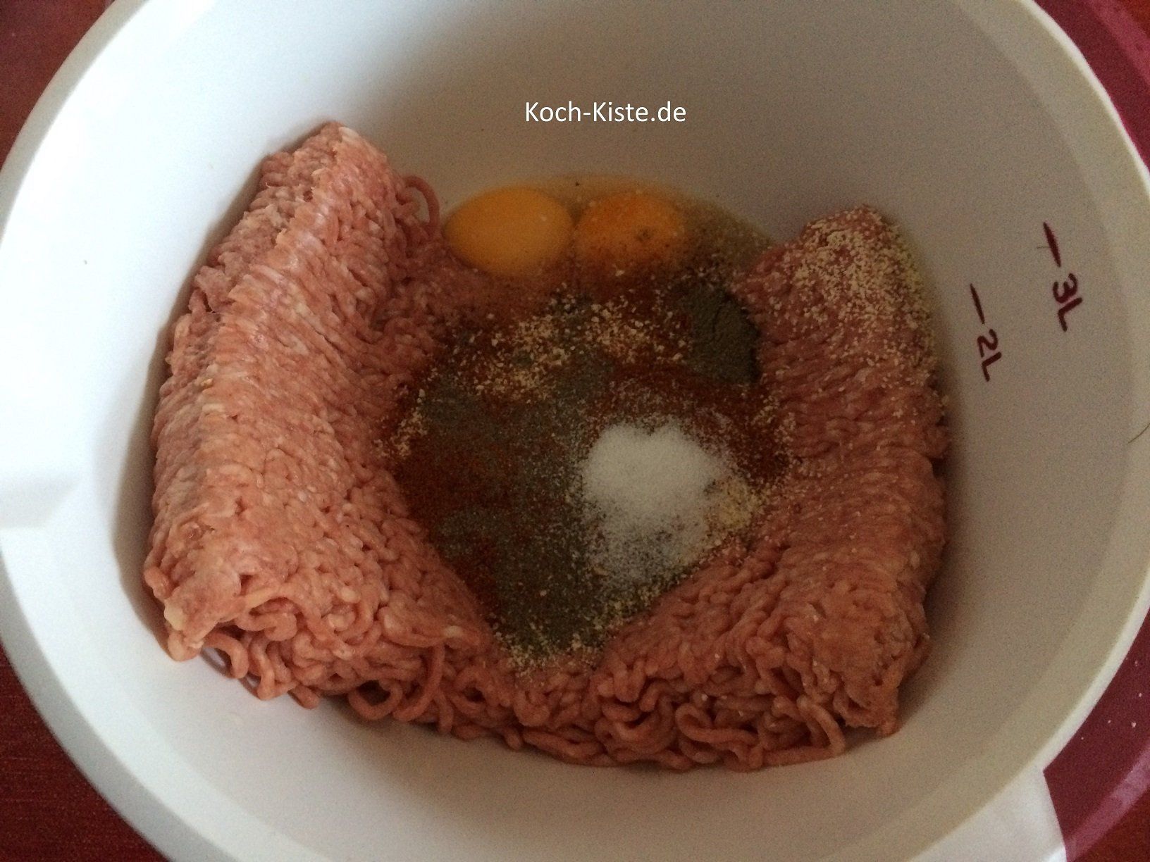 gebe in eine Rührschüssel das Hackfleisch und die Gewürze