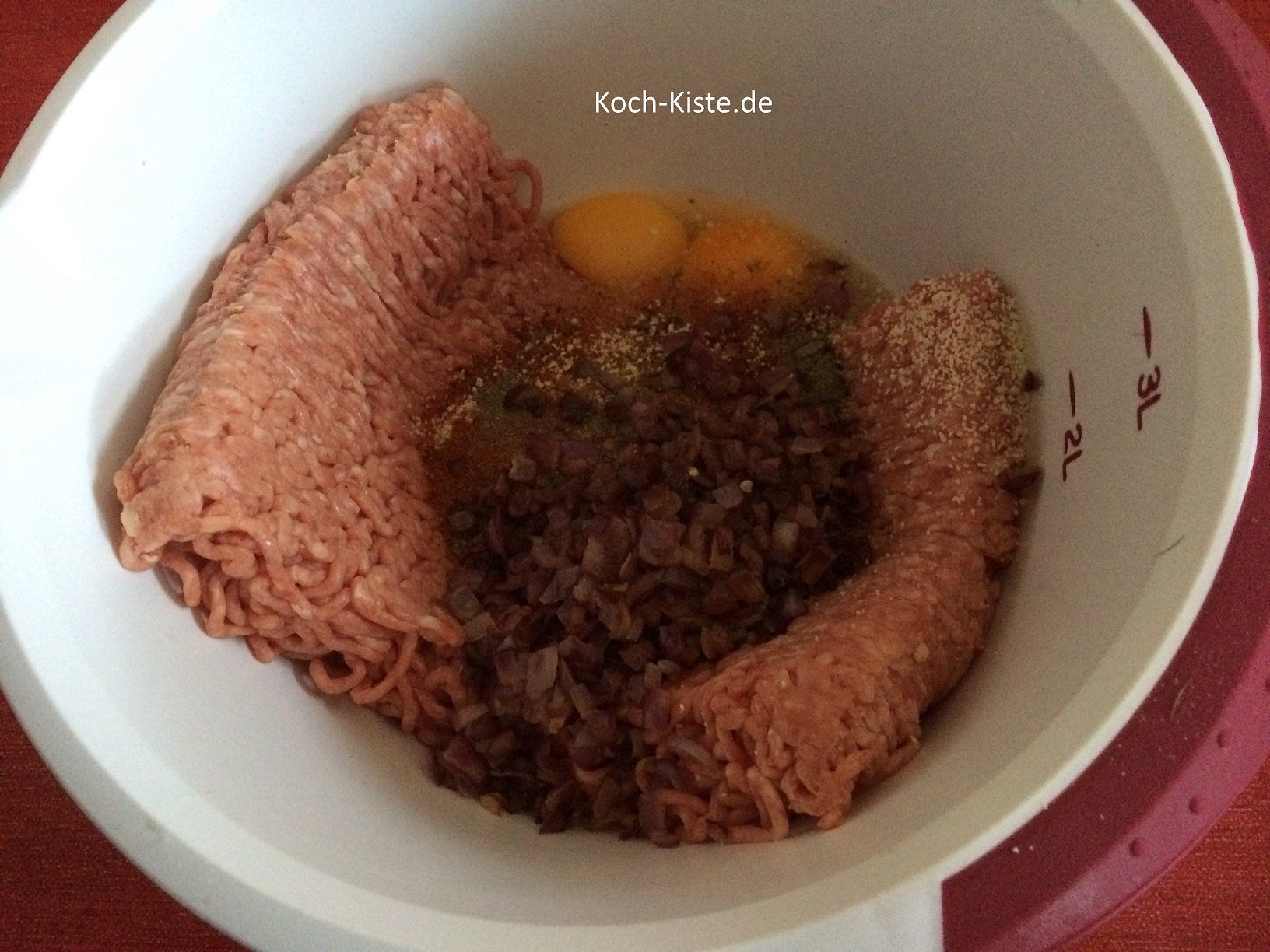 füge die abgekühlten Zwiebelwürfel mit in die Rührschüssel