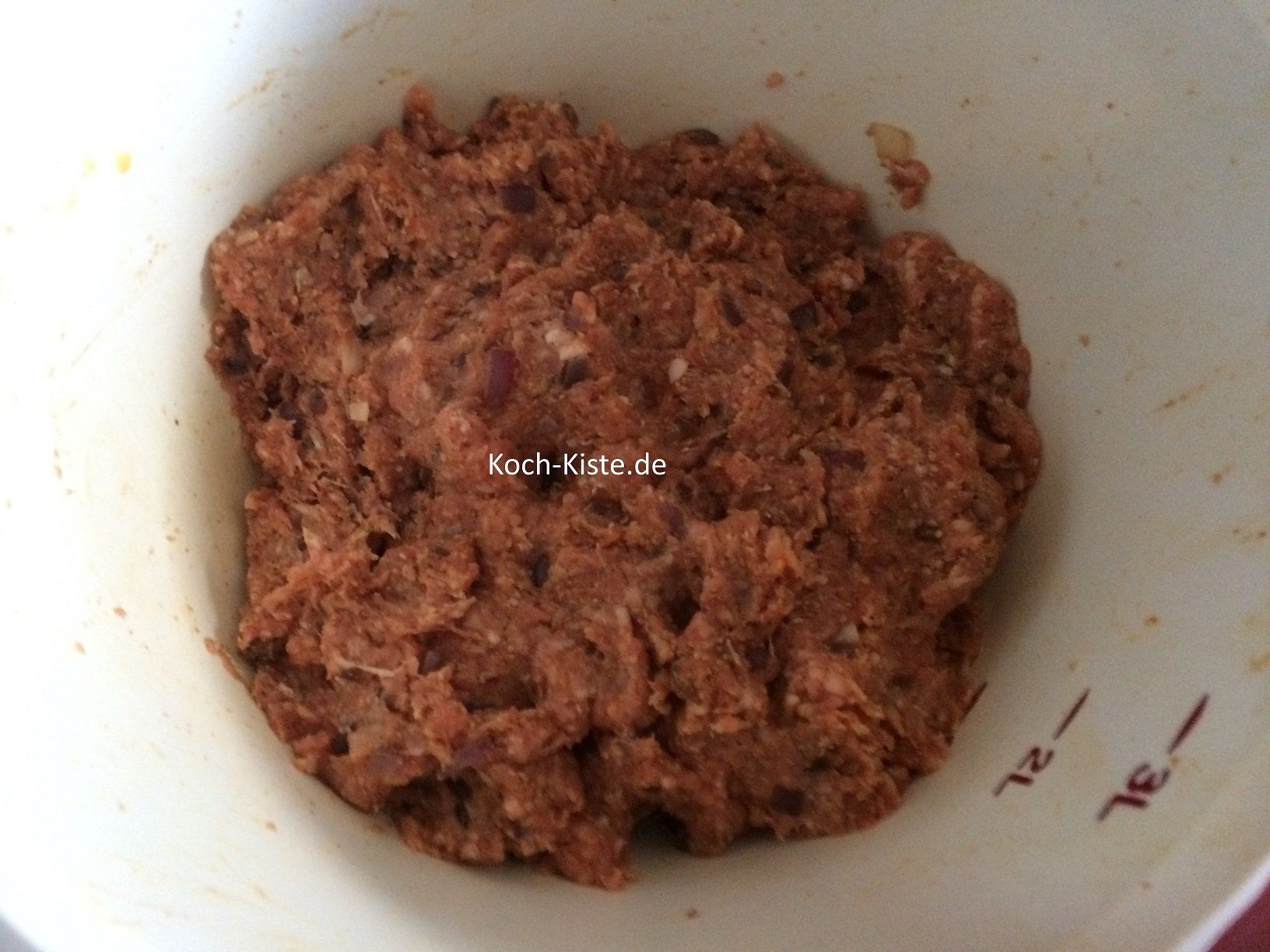 verknete alle Zutaten mit den Händen zu einem geschmeidigen Teig