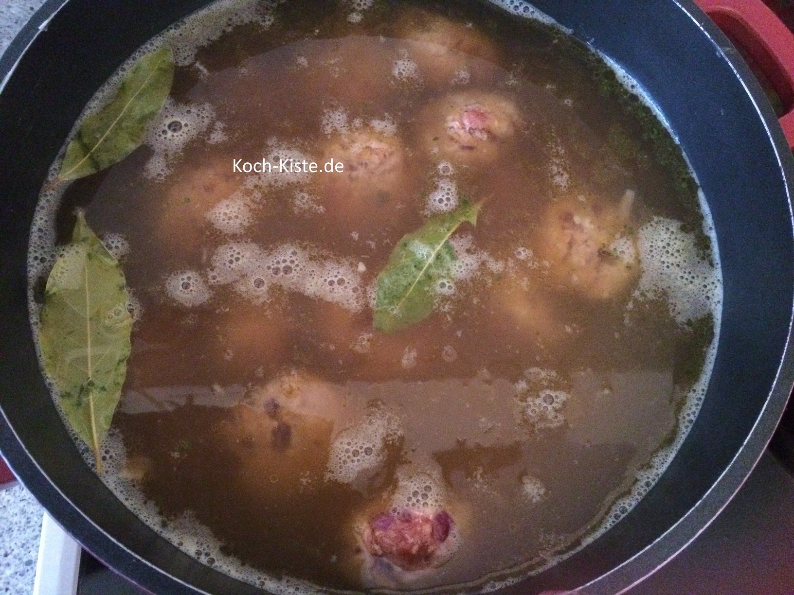 gebe in das kochende Wasser die Hackbällchen, Nelken und Lorbeerblätter